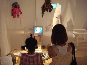 DSC07301 フジタマさんの映像作品を鑑賞される親子