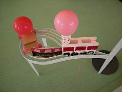 風船がついた、空飛ぶ超特急赤電車だよ