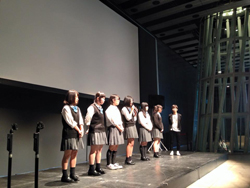 東北生活文化大学高校の生徒と片岡監督の舞台挨拶