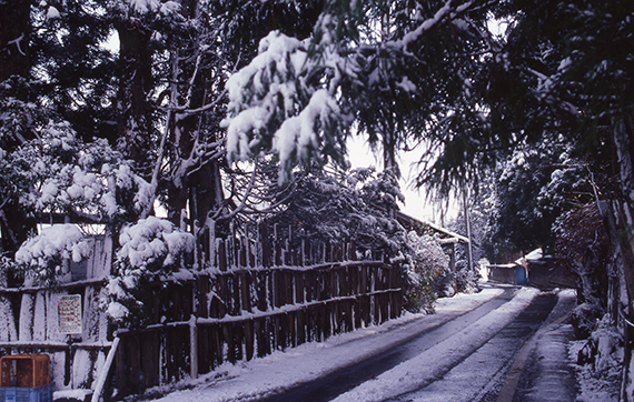 升沢の草分けその1001雪の升沢集落、移転前の風景 .png