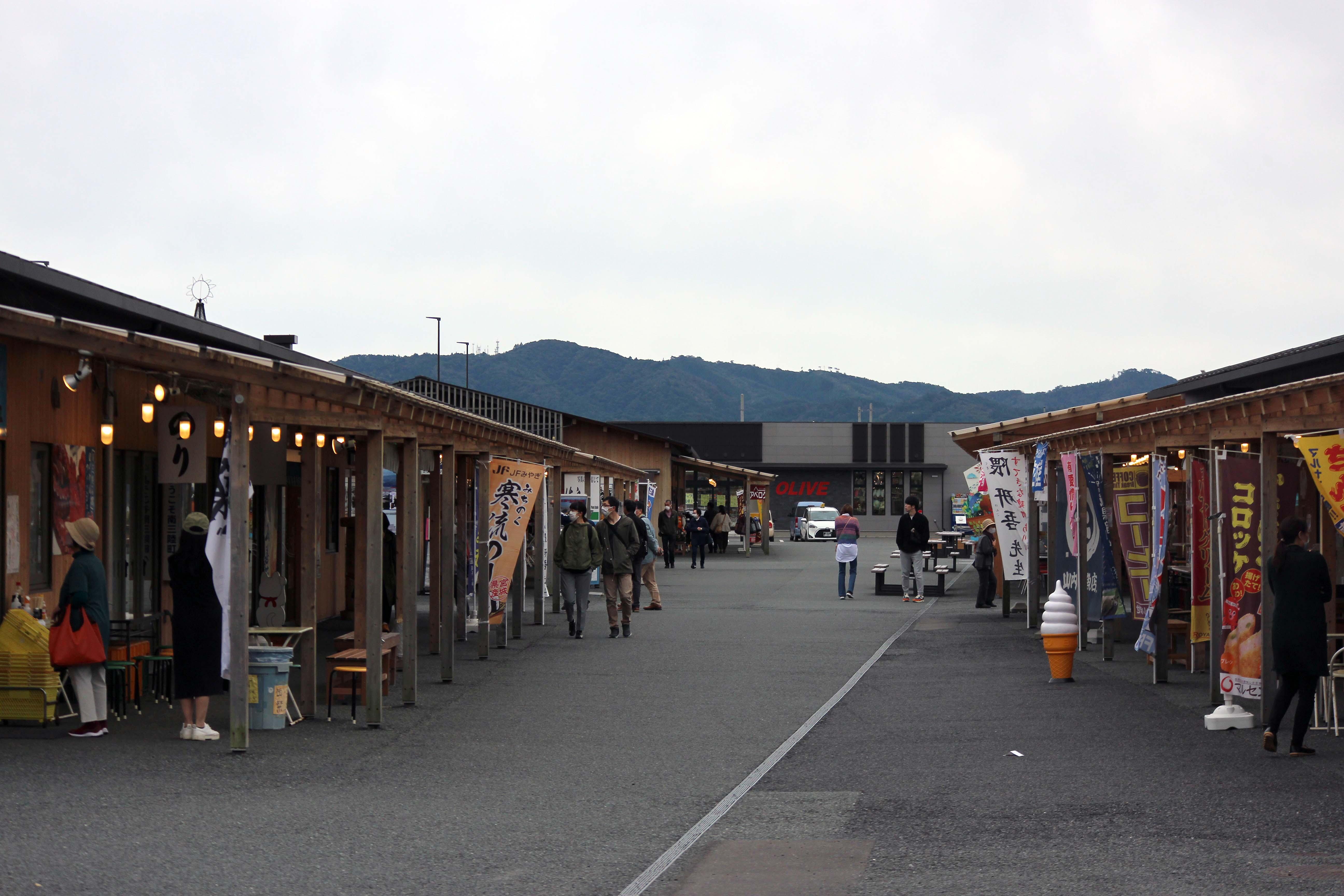 4）隣接する、さんさん商店街の様子.jpg