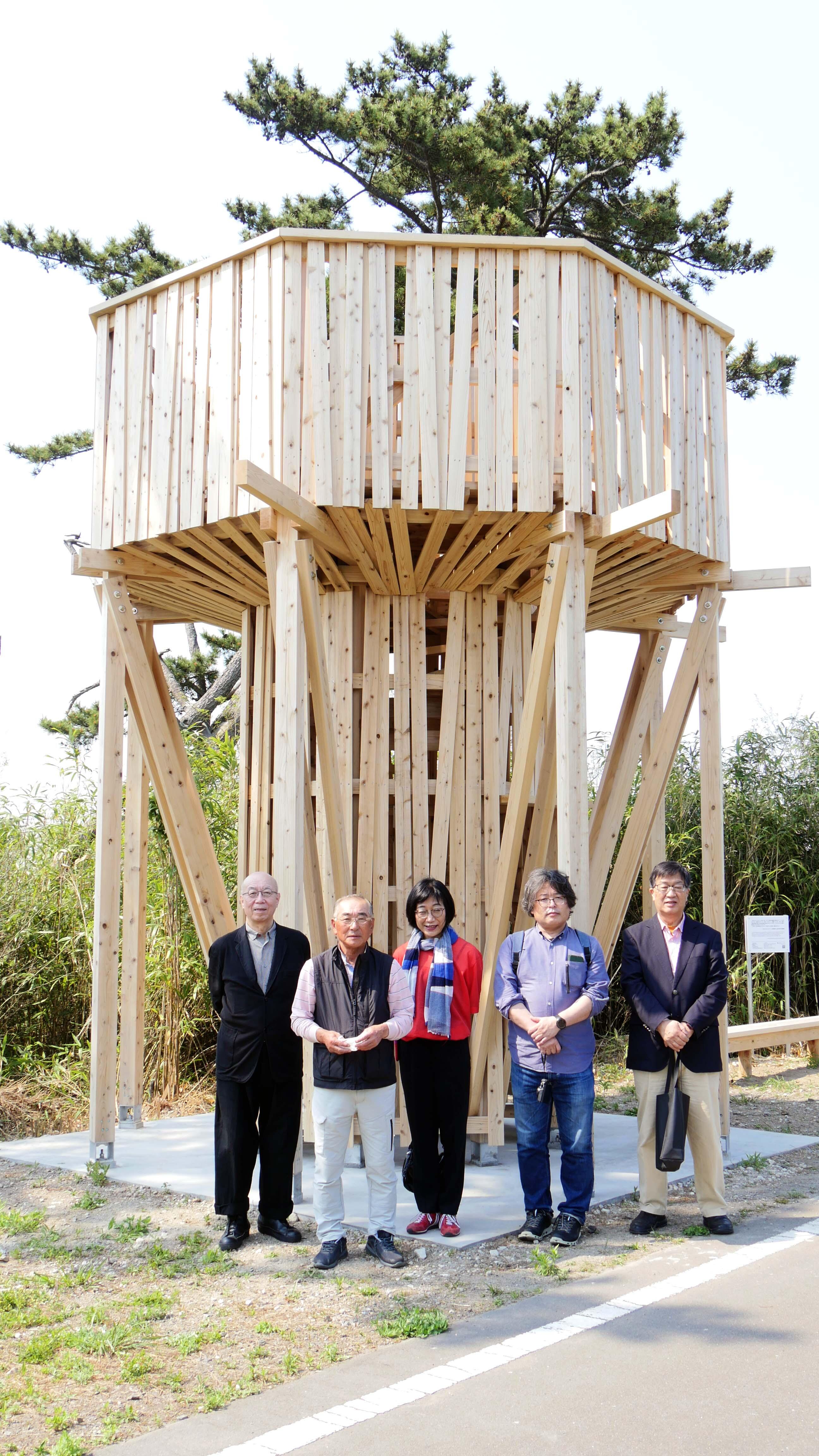 3.写真向かって左から、鷲田館長、町内会長、帆足亜紀氏、五十嵐太郎氏、間庭洋氏.jpg