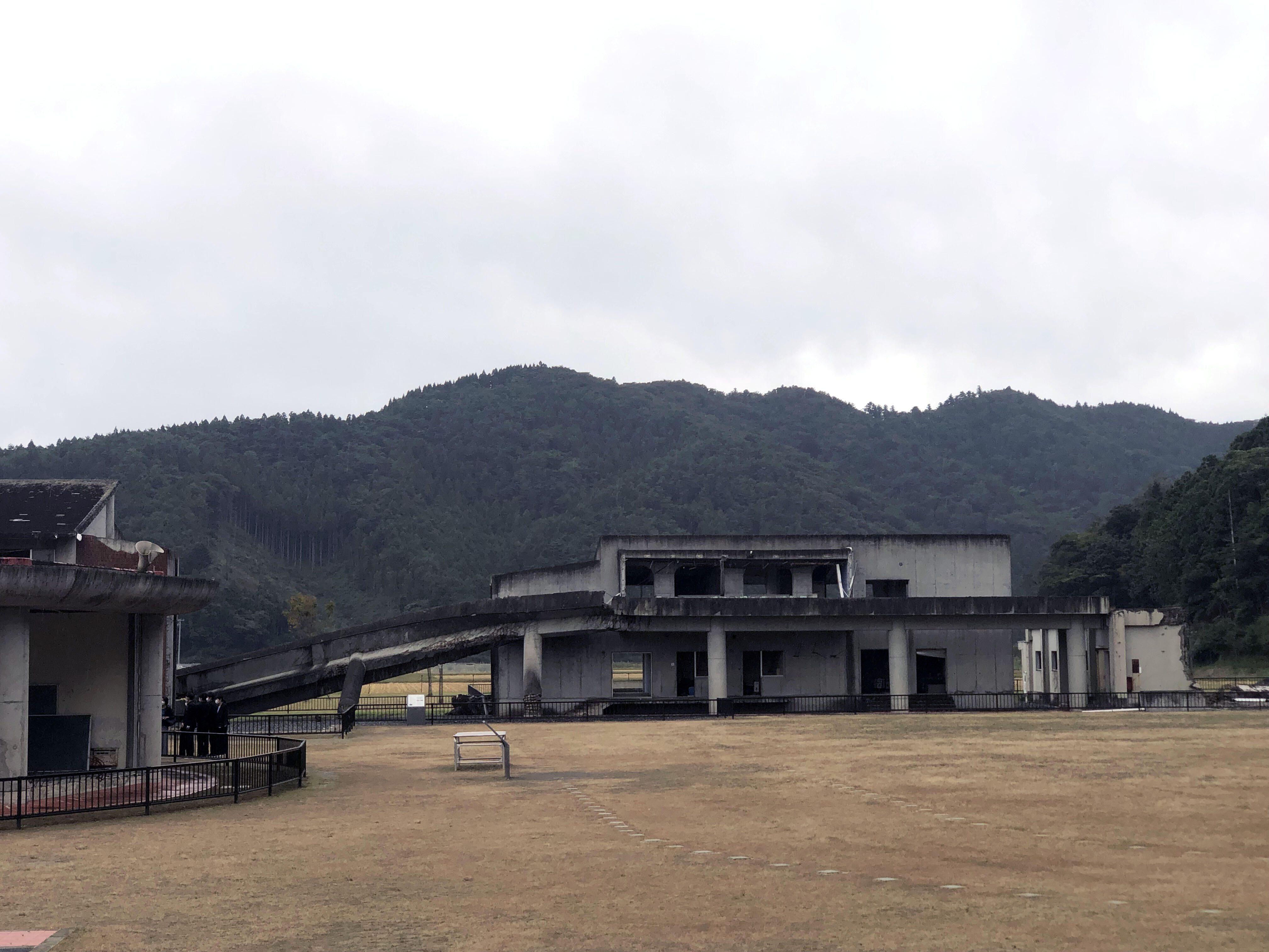 6)大河震災伝承館から見える大川小学校.jpg