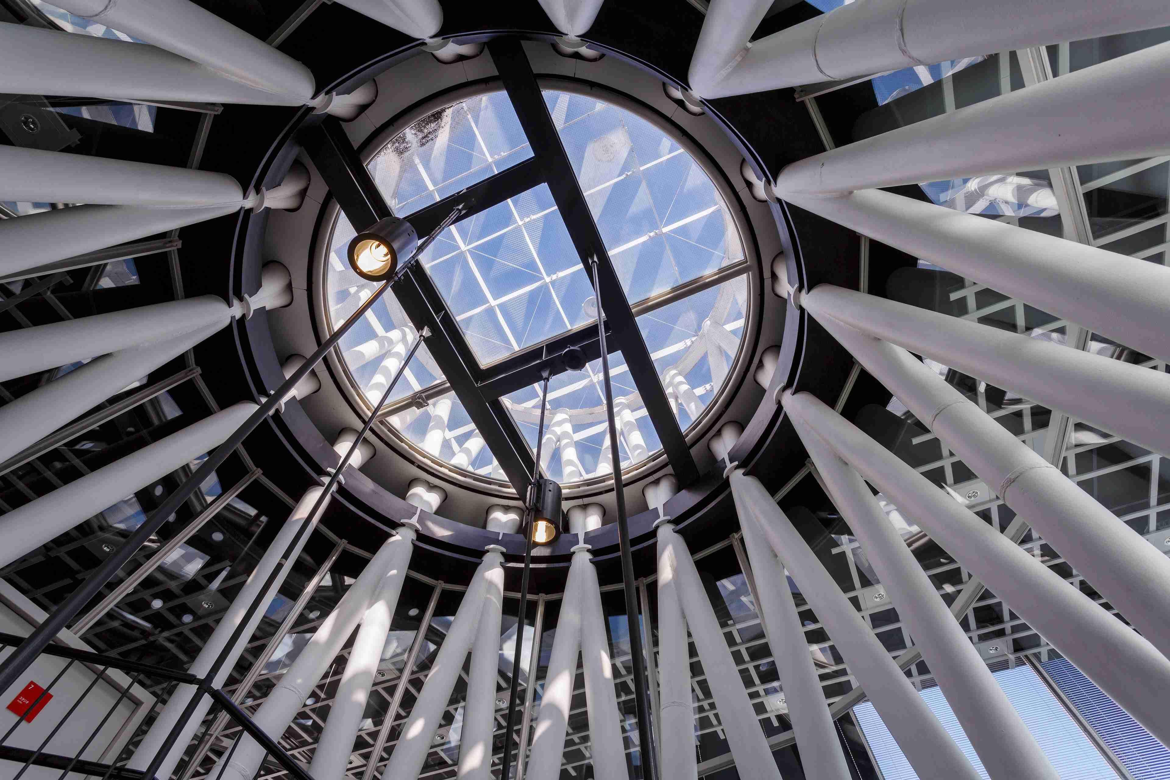 写真 5番チューブの青空が見える天井