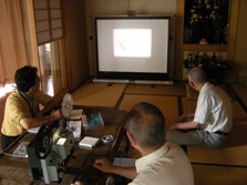 出張上映会の様子。昔話に花が咲きます