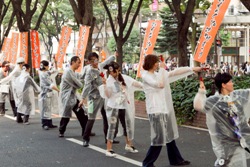 定禅寺通で開催された「みちのくYOSAKOIまつり」でヲどりを披露