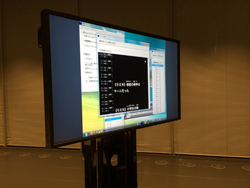 1台のパソコンの画面を大型モニターに映します