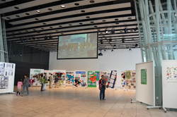 大きな空間に紹介展示。お祭りの生中継も。