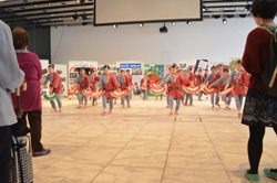 両手の扇子もきれいに見せて踊ります