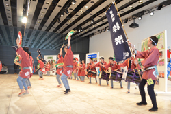 笛太鼓のお囃子が踊りを盛り上げます