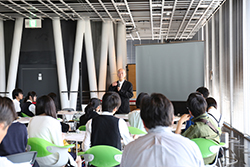 若者に語りかける鷲田館長