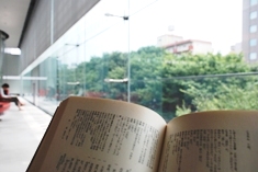 図書館の閲覧スペースと外の風景"