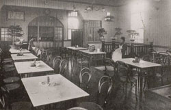 大正元年に東一番町に登場した洋風喫茶店鶴屋を、人々はしゃれてカフェー・クレーンと呼んだ。