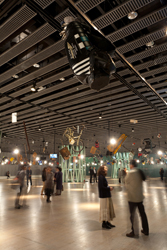 開館10周年事業「いま、バリアとはなにか」小山田徹と藤井光による6階ギャラリーでの展示風景