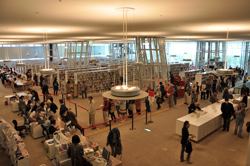 震災後、市民図書館再開の日の様子