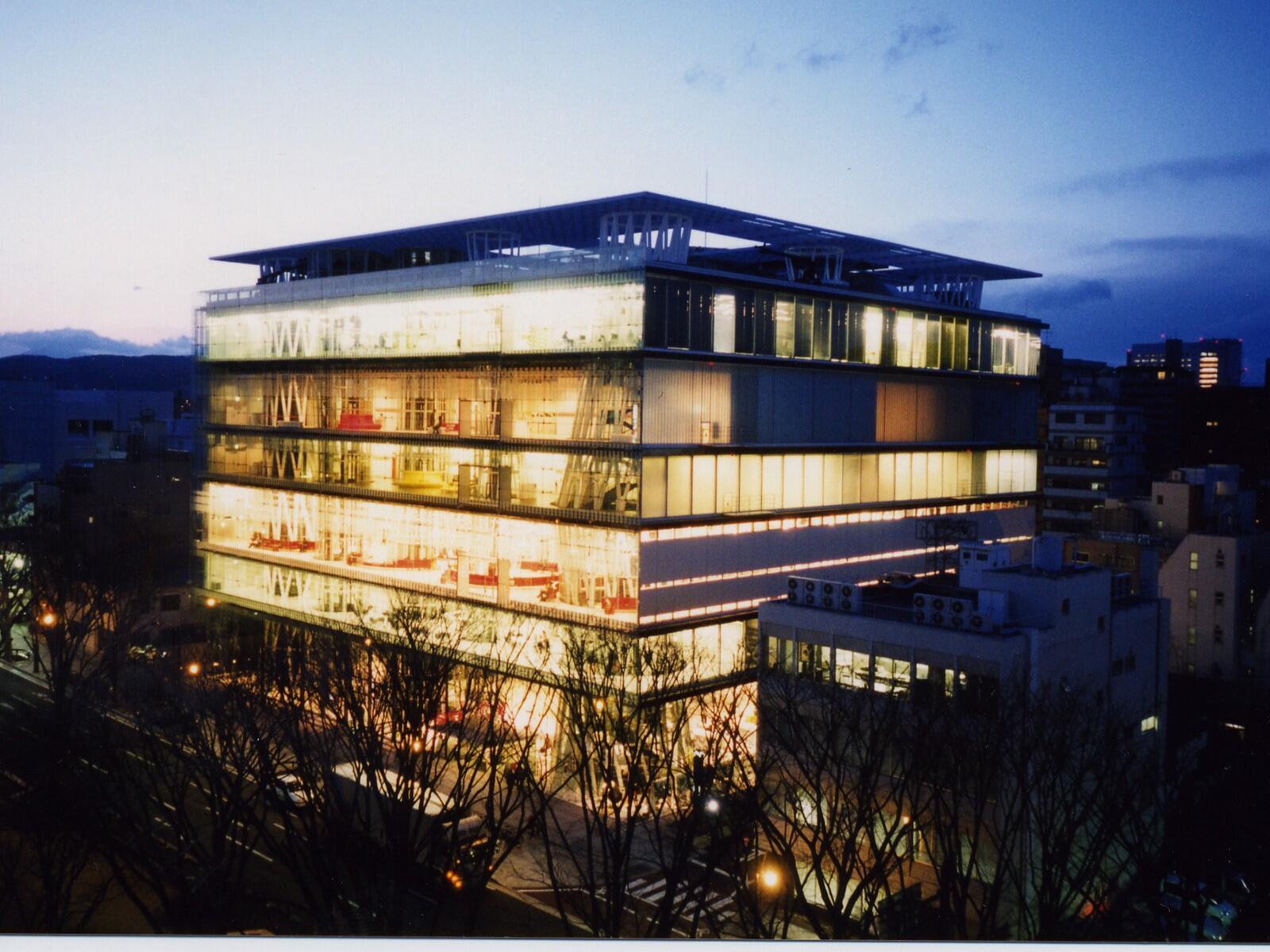 写真 メディアテーク外観夜