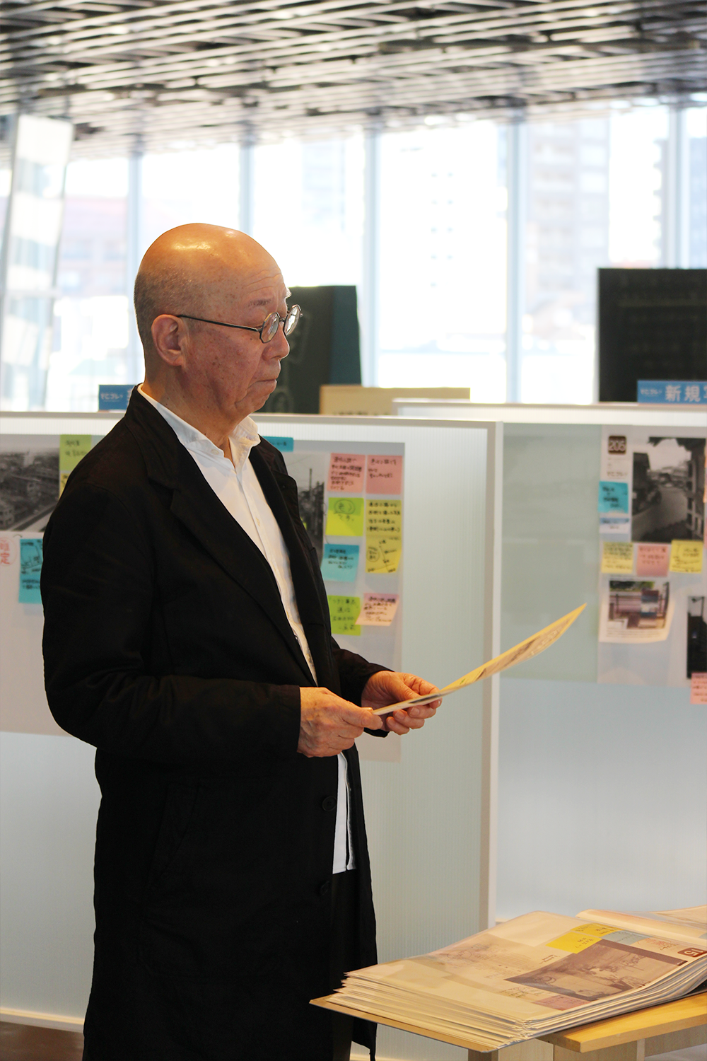 チラシを見ながら展示を見学する鷲田館長.png