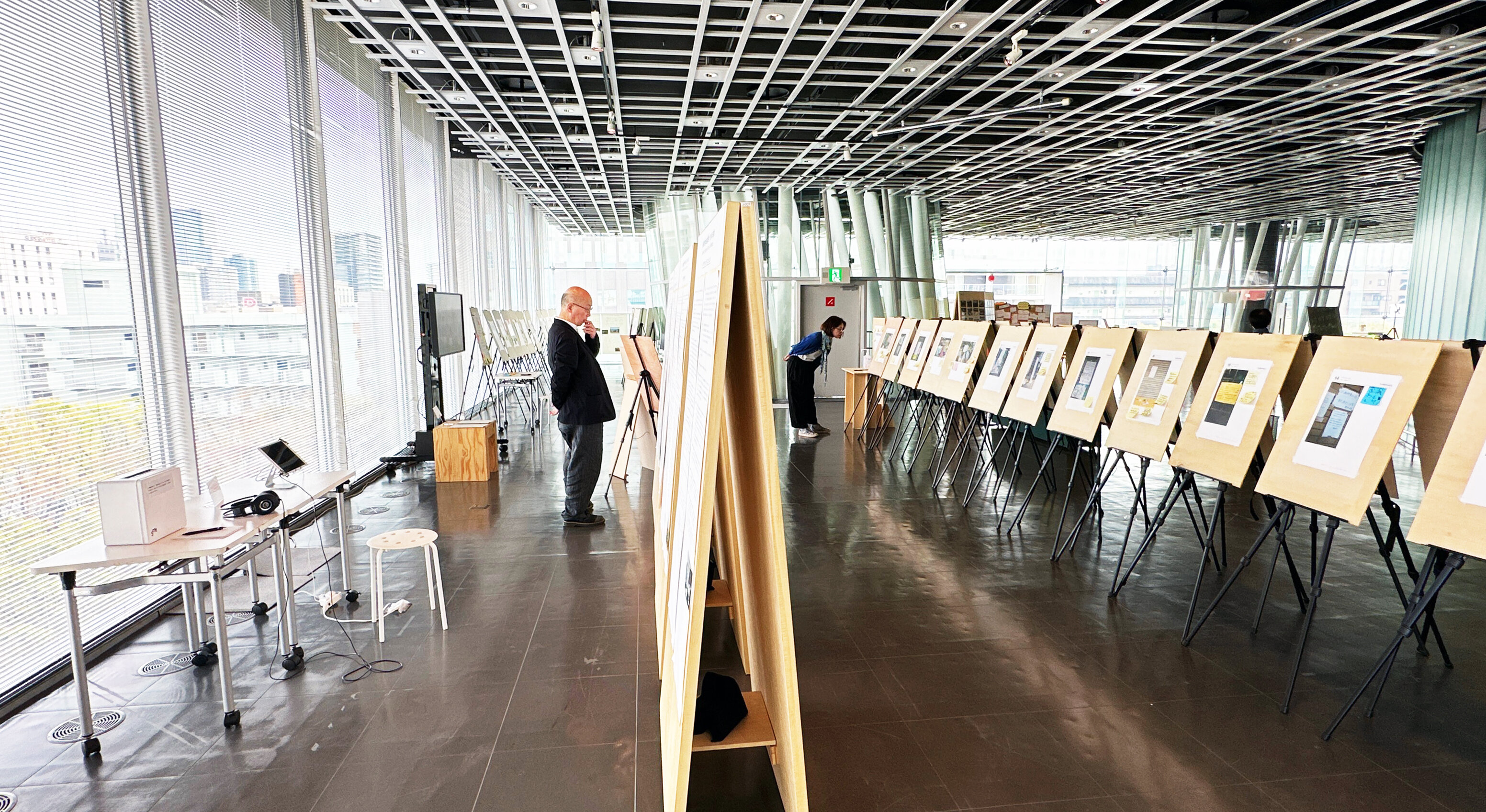 「星空と路」の展示を見る鷲田館長.jpg