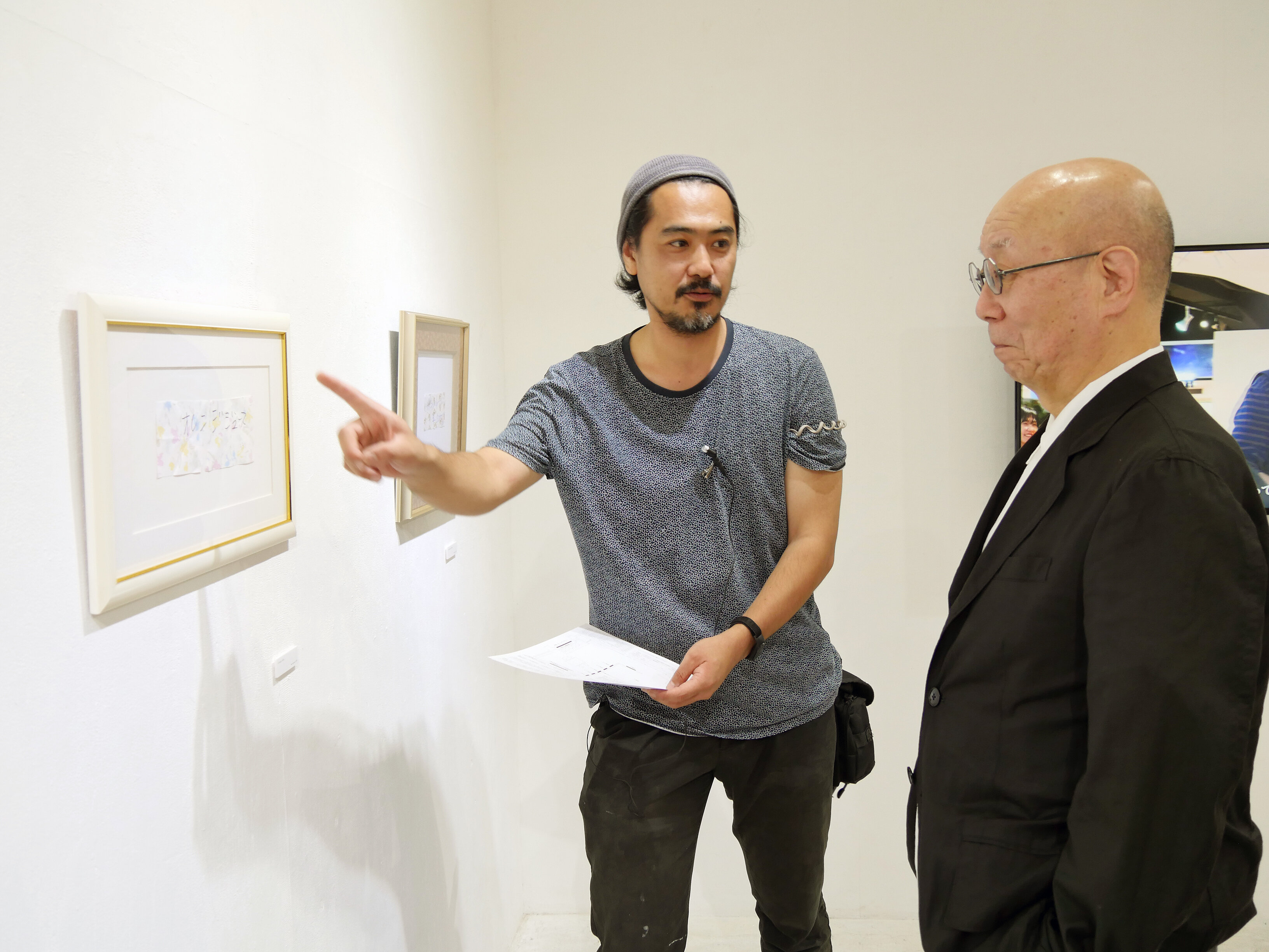 3.鷲田館長に作品の説明をする笹原氏.jpg
