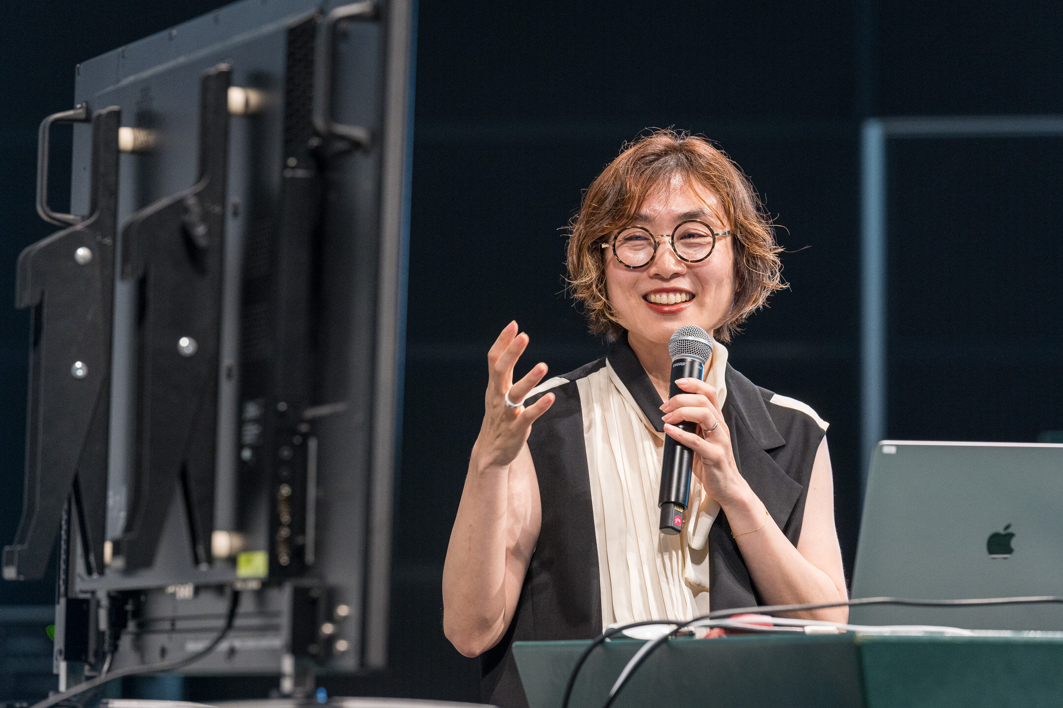 ２.ゲストは美学者の伊藤亜沙さんです。.jpg