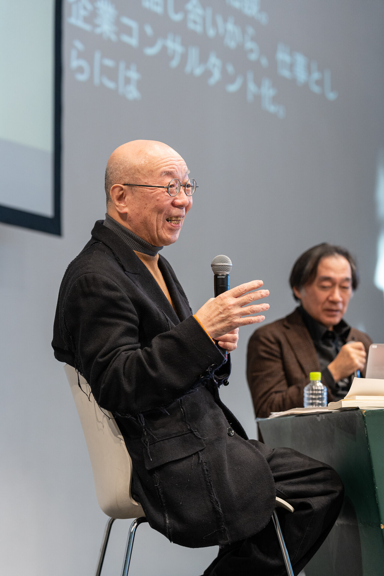 4.会場の参加者にも優しく問いかける鷲田館長.jpg
