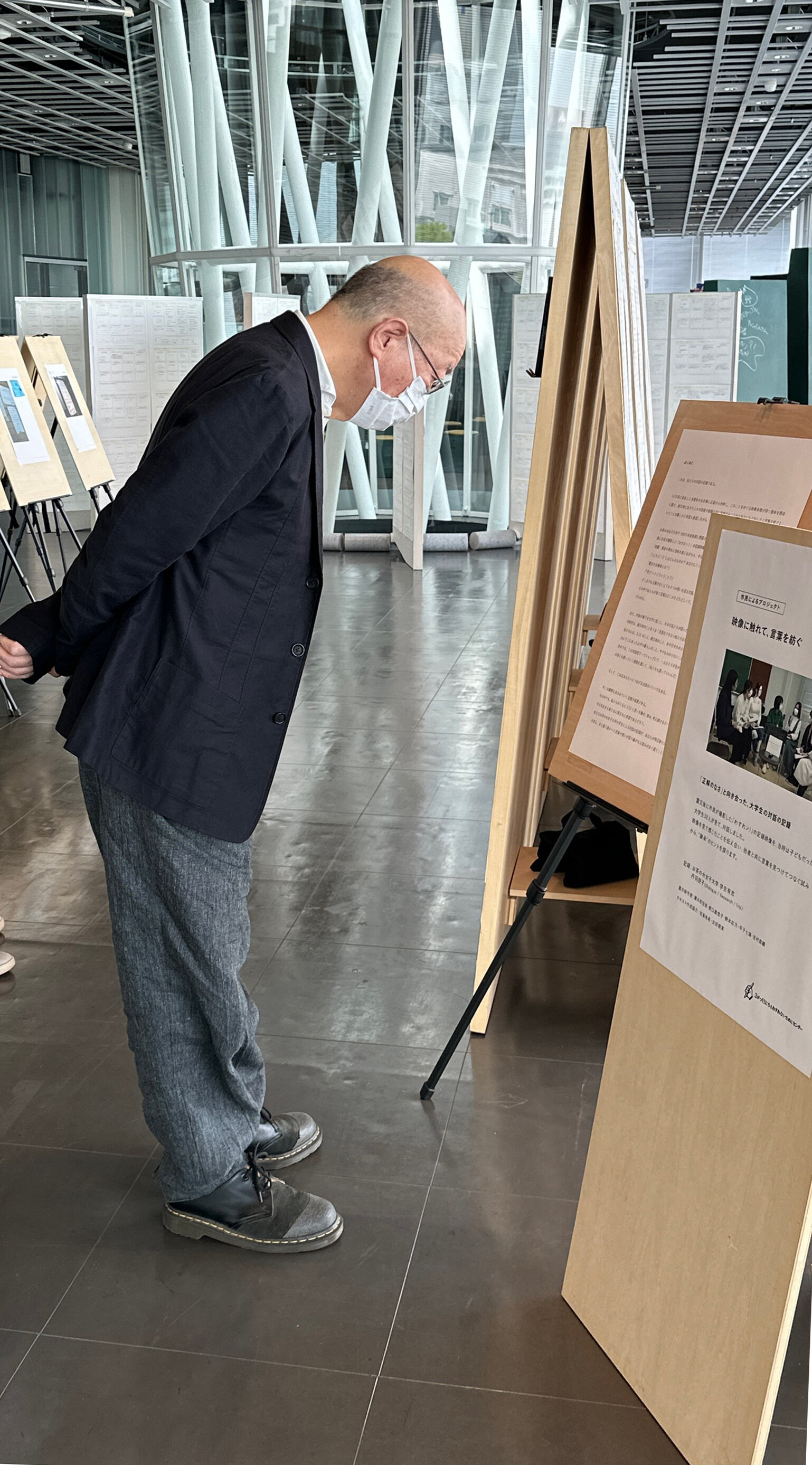 「映像に触れて、言葉を紡ぐ」を見学する鷲田館長.jpg