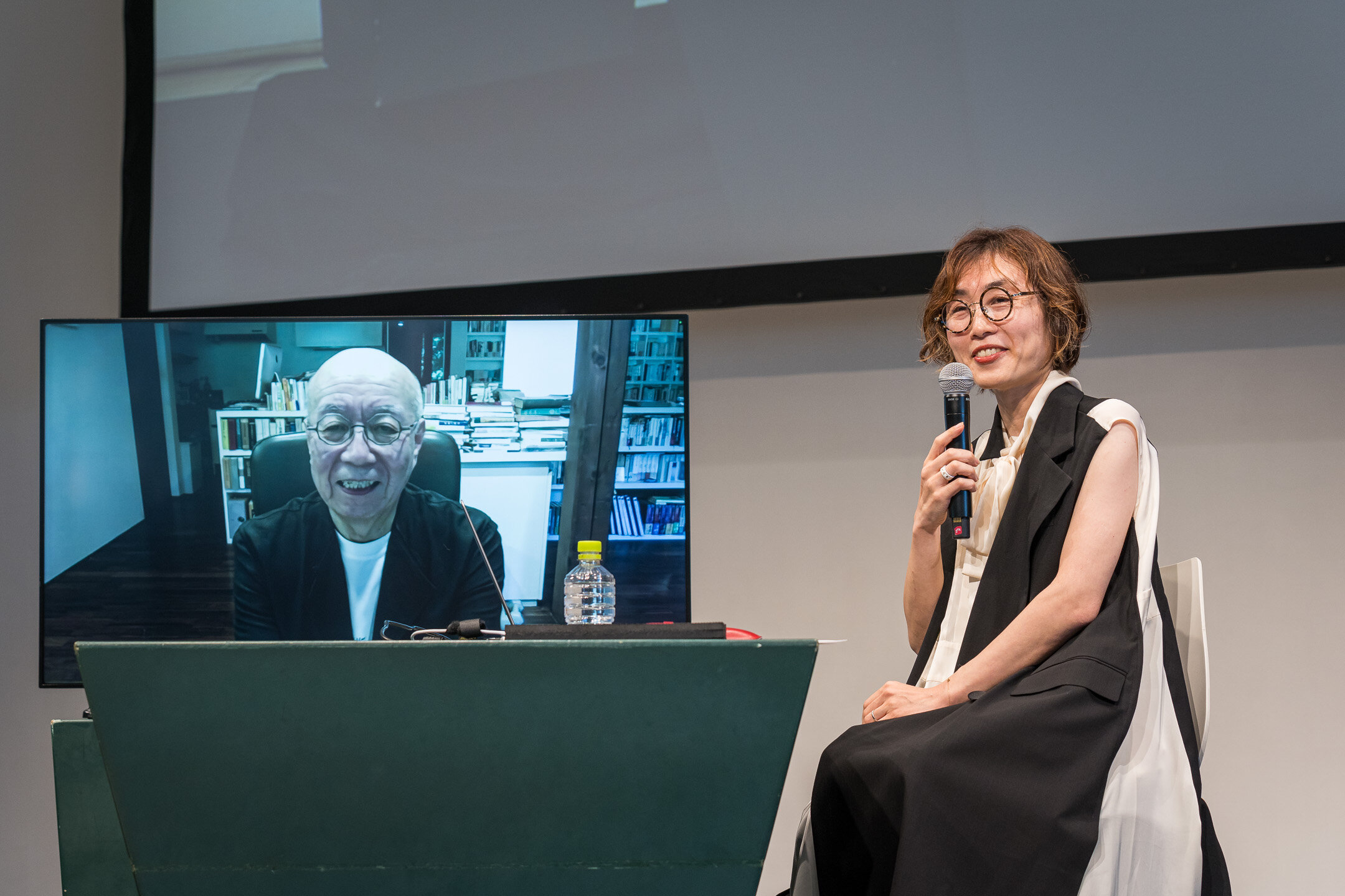 ３.急遽オンラインでの登壇となった鷲田館長。ユーモアを交えての対談です。.jpg