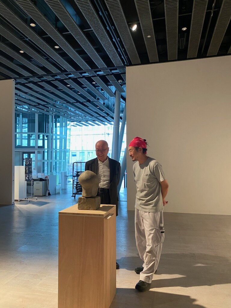 4.粘土の作品を前に談笑する鷲田館長。右）椎名さん.jpg