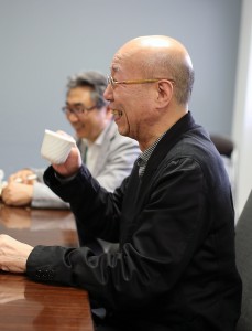 和やかに談笑される鷲田館長。奥は佐藤泰前せんだいメディアテーク副館長。