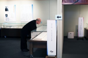 開館15周年記念特別展～石川啄木の世界を見学される鷲田館長。