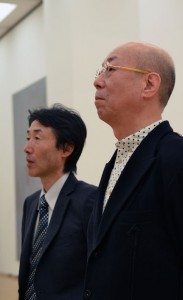 企画展「冬のみず、山あるき　東島 毅＋本田 健 展」の担当学芸員  大野正勝氏（主席専門学芸員兼学芸普及課長：左）と鷲田館長（右）