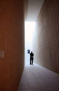 岩手県立美術館の空間に展示された東島毅氏の作品を鑑賞中の鷲田館長。 （レモンイエロー　2013年　油彩、キャンバス　70.0×40.0cm）