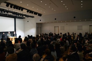 展覧会関連講演会　開催記念トークno.2「わからないことの意味」 １２０名が聴講された。場所は美術館内ホール。