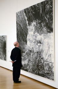 岩手県立美術館の展示室に展示された本田健氏の作品「山あるきー九月」 （2003年　チャコールペンシル、紙　300.0×400.0cm）を鑑賞中の鷲田館長。