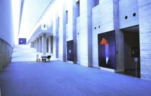岩手県立美術館の展示室のみならずロビーにも展示された東島毅氏の作品群。