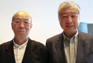 終了後の記念撮影。　左から鷲田清一館長と野家啓一先生