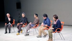 左から、鷲田清一館長、伊達伸明さん、砂連尾理さん、西川勝さん、森真理子さん