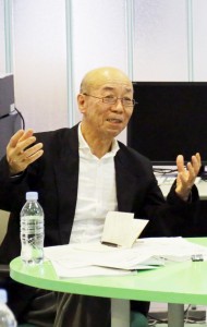 鷲田館長。第二回セッション。プロジェクトルームにて。