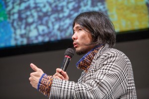 ファッションへの想いを語る山縣良和氏。