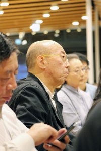 熱心にトークを聞かれる鷲田館長。