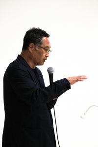 トーク中の川俣正さん。