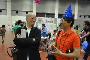 会場にて館長とお話しされている八木剛さん（兵庫県立人と自然の博物館）。