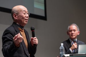 対談中の宇野重規さん（右）と鷲田館長（左）。