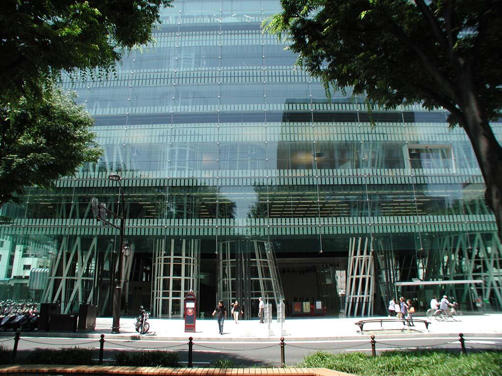 写真 せんだいメディアテーク外観の正面青葉の頃